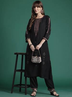 Ethnic Motifs Embroidered Thread Work Kurta with Trousers 7