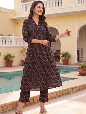Women Ethnic Motifs Printed Cotton Kurta with Trousers 3