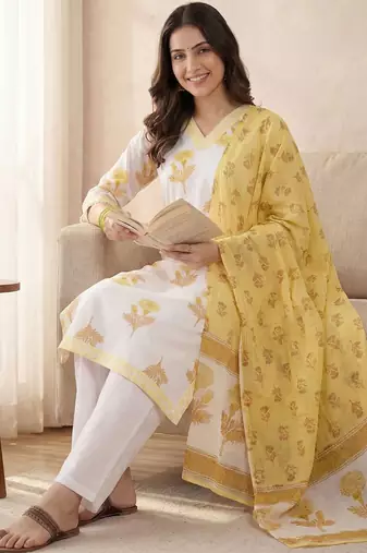 Women Floral Printed Cotton Kurta with Trousers & With Dupatta