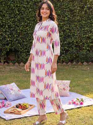 Women Printed Cotton Kurta with Trousers 3