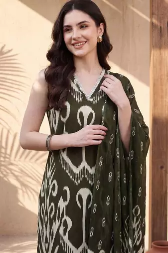 Women Printed Cotton Kurta with Trousers & With Dupatta