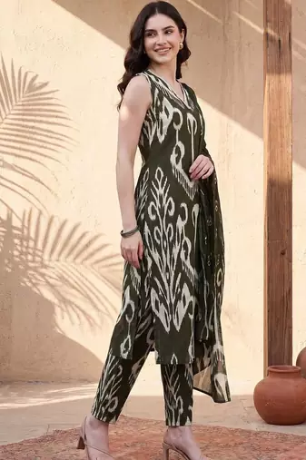 Women Printed Cotton Kurta with Trousers & With Dupatta