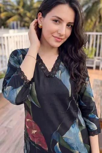 Women Floral Printed Thread Work Kurta with Trousers