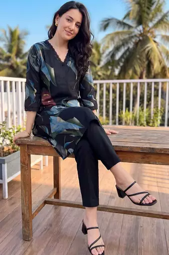 Women Floral Printed Thread Work Kurta with Trousers