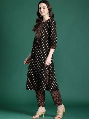 Women Printed Pleated Mirror Work Cotton Kurta with Trousers 2