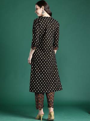 Women Printed Pleated Mirror Work Cotton Kurta with Trousers 3