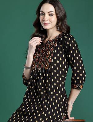 Women Printed Pleated Mirror Work Cotton Kurta with Trousers 4