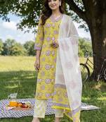 Women Floral Printed Cotton Kurta with Trousers & With Dupatta