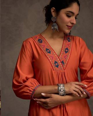 Women Ethnic Motifs Embroidered Thread Work Kurta with Trouser 1