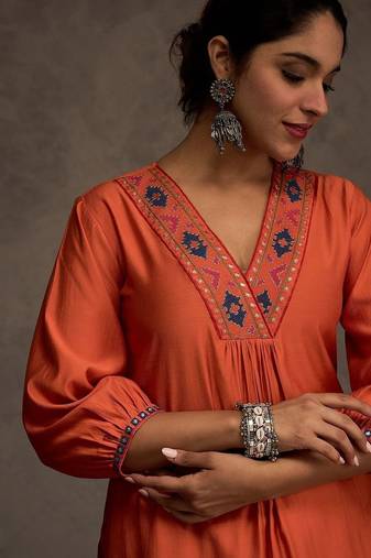 Women Ethnic Motifs Embroidered Thread Work Kurta with Trouser