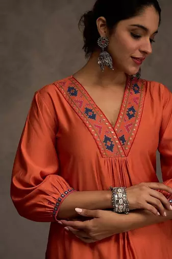Women Ethnic Motifs Embroidered Thread Work Kurta with Trouser