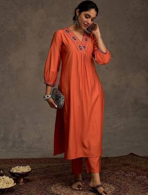 Women Ethnic Motifs Embroidered Thread Work Kurta with Trouser 2