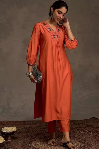 Women Ethnic Motifs Embroidered Thread Work Kurta with Trouser