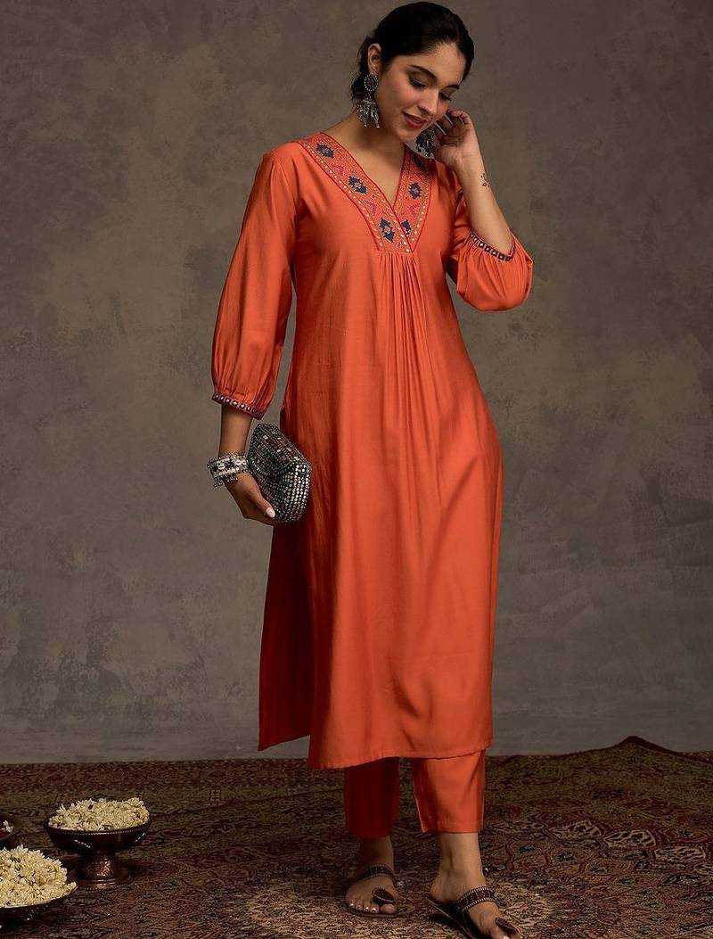 Women Ethnic Motifs Embroidered Thread Work Kurta with Trouser