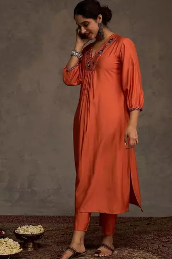 Women Ethnic Motifs Embroidered Thread Work Kurta with Trouser