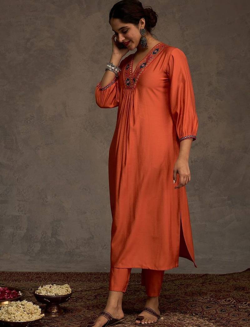 Women Ethnic Motifs Embroidered Thread Work Kurta with Trouser