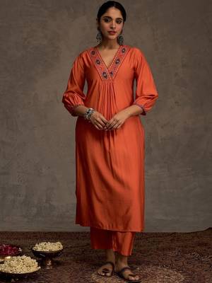 Women Ethnic Motifs Embroidered Thread Work Kurta with Trouser 4