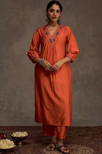 Women Ethnic Motifs Embroidered Thread Work Kurta with Trouser