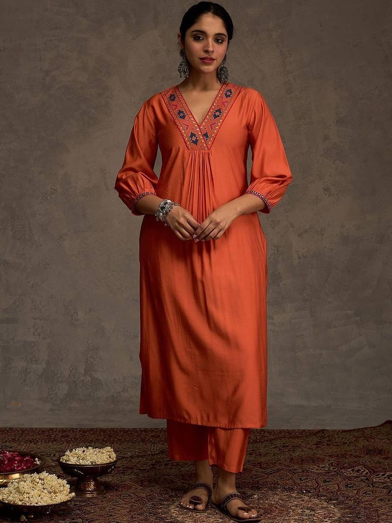 Women Ethnic Motifs Embroidered Thread Work Kurta with Trouser