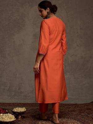 Women Ethnic Motifs Embroidered Thread Work Kurta with Trouser 5