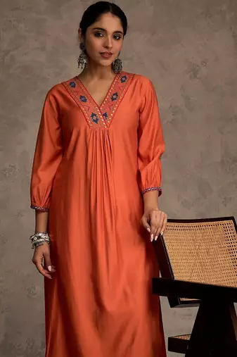 Women Ethnic Motifs Embroidered Thread Work Kurta with Trouser