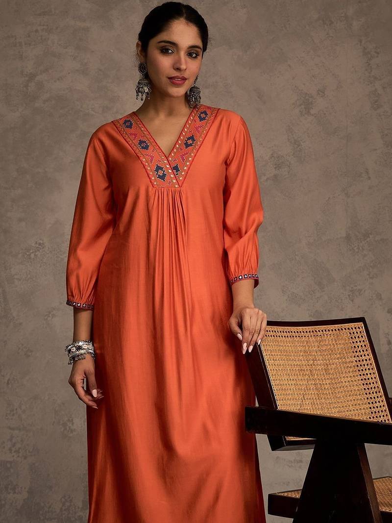 Women Ethnic Motifs Embroidered Thread Work Kurta with Trouser