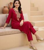 Women Ethnic Motifs Embroidered Kurta with Trousers