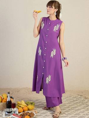 Women Ethnic Motifs Embroidered Thread Work Cotton Kurta Sets 5