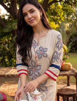Women Ethnic Motifs Embroidered Thread Work Kurta with Trousers 2