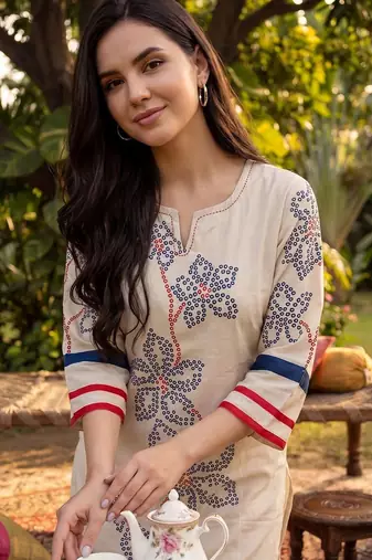 Women Ethnic Motifs Embroidered Thread Work Kurta with Trousers