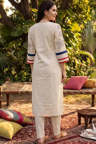 Women Ethnic Motifs Embroidered Thread Work Kurta with Trousers