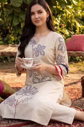 Women Ethnic Motifs Embroidered Thread Work Kurta with Trousers