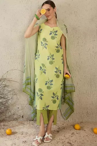 Women Floral Printed Cotton Kurta with Trousers & With Dupatta