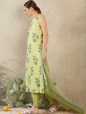 Women Floral Printed Cotton Kurta with Trousers & With Dupatta 3