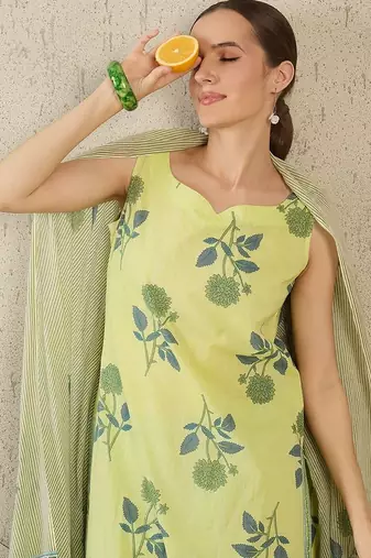 Women Floral Printed Cotton Kurta with Trousers & With Dupatta