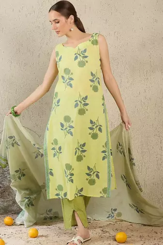 Women Floral Printed Cotton Kurta with Trousers & With Dupatta