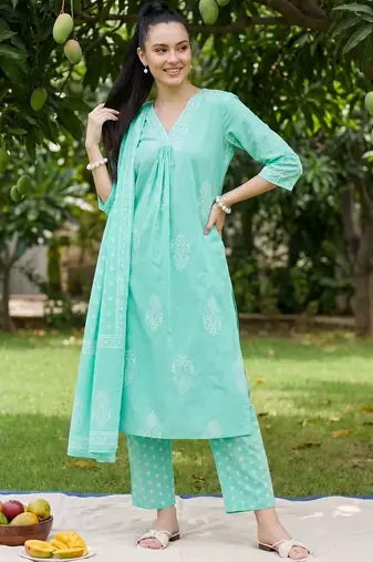 Women Ethnic Motifs Printed Cotton Kurta with Trousers