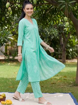 Women Ethnic Motifs Printed Cotton Kurta with Trousers 3