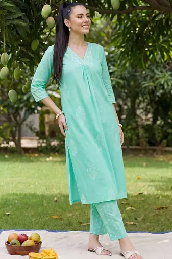 Women Ethnic Motifs Printed Cotton Kurta with Trousers
