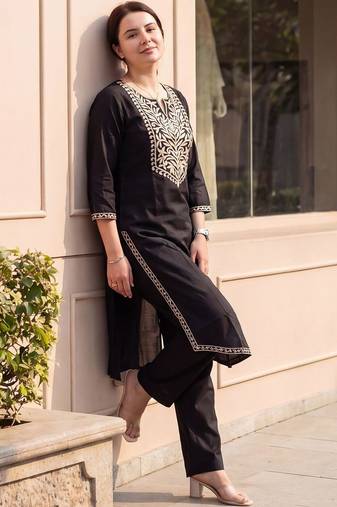 Women Ethnic Motifs Embroidered Thread Work Cotton Kurta with Trousers