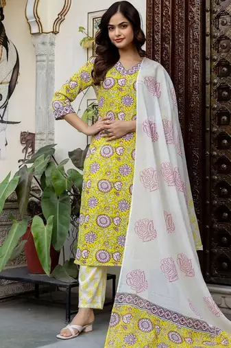Women Floral Printed Cotton Kurta with Trousers & With Dupatta