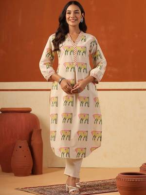 Women Ethnic Motifs Printed Cotton Kurta with Trousers 2
