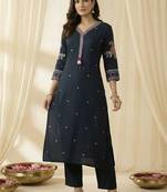 Women Floral Embroidered Thread Work Kurta with Trousers