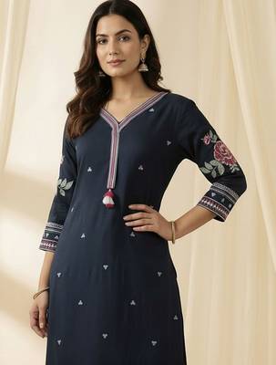 Women Floral Embroidered Thread Work Kurta with Trousers 2