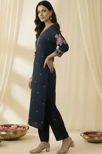 Women Floral Embroidered Thread Work Kurta with Trousers