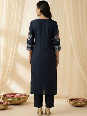 Women Floral Embroidered Thread Work Kurta with Trousers 4