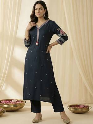 Women Floral Embroidered Thread Work Kurta with Trousers 6
