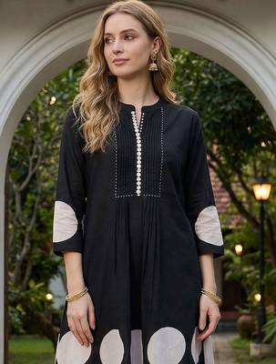 Women Printed Pleated Thread Work Cotton Kurta with Trousers 2