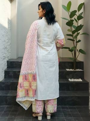 Women Checked Cotton Kurta with Palazzo & Dupatta 3