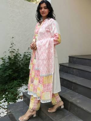 Women Checked Cotton Kurta with Palazzo & Dupatta 4